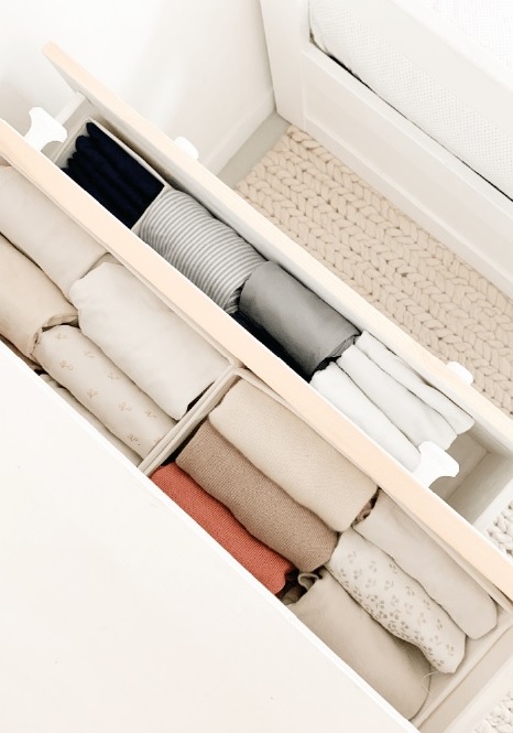 Le home Organising, rangement de vêtements dans un tiroir